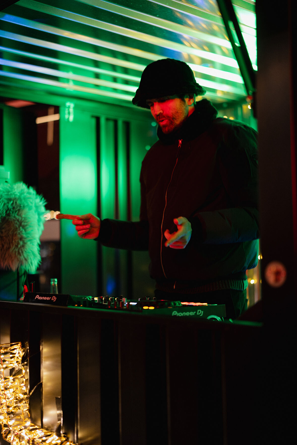 DJ-Set auf dem Quartiersplatz – jeden Freitag wird die Weihnachtsmacherei zur After-Work-Destination.