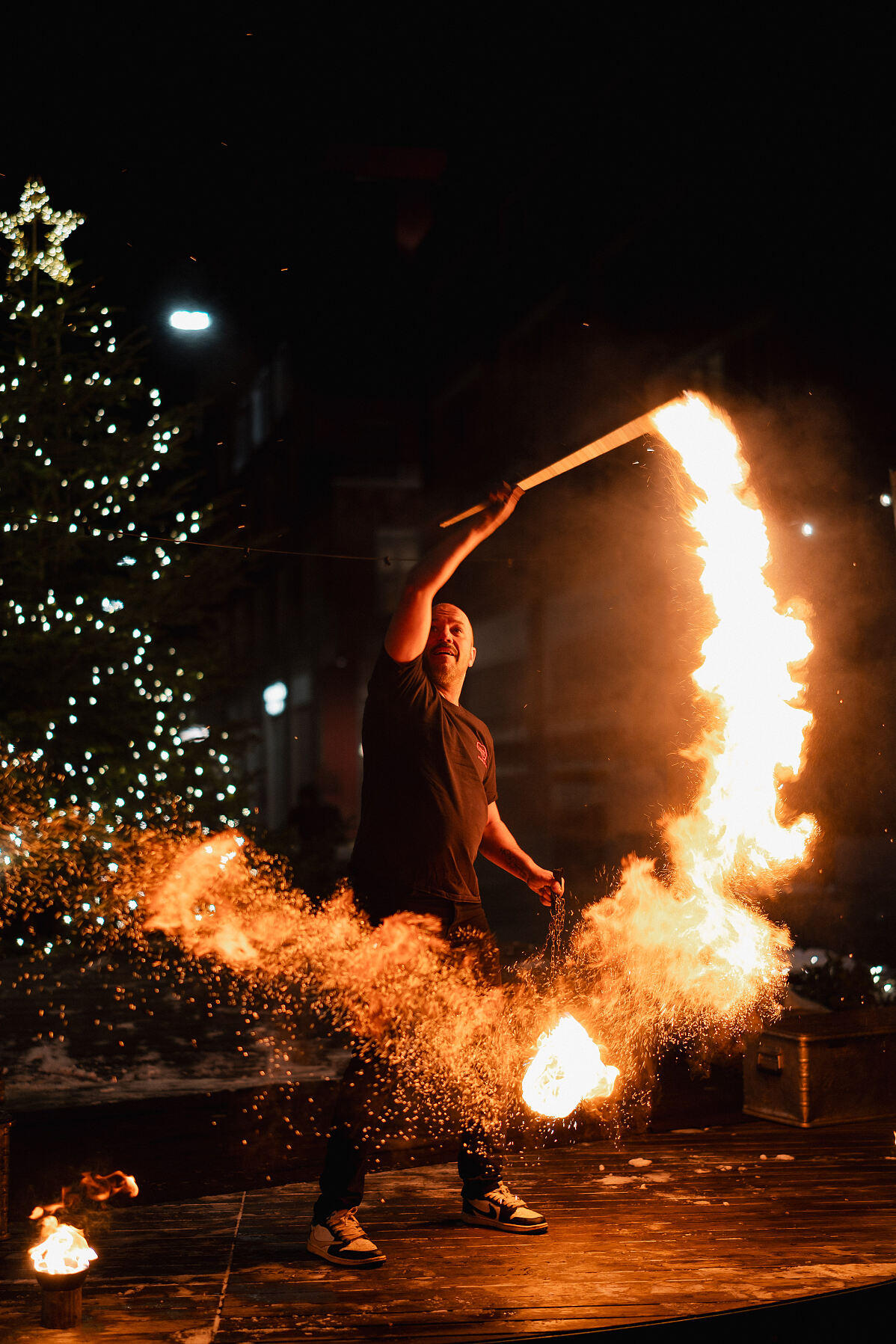 Feuershow zur Eröffnung der Weihnachtsmacherei – eines der Highlights des dreistündigen Opening-Events.