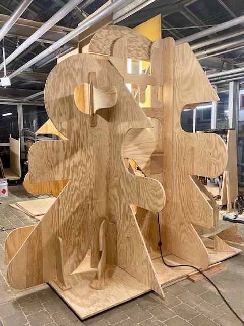 Der neue Wunschbaum der Weihnachtsmacherei entsteht aktuell in der Werkstatt des Künstlers – eine großformatige Holzinstallation, die Kultur und soziales Engagement verbindet.