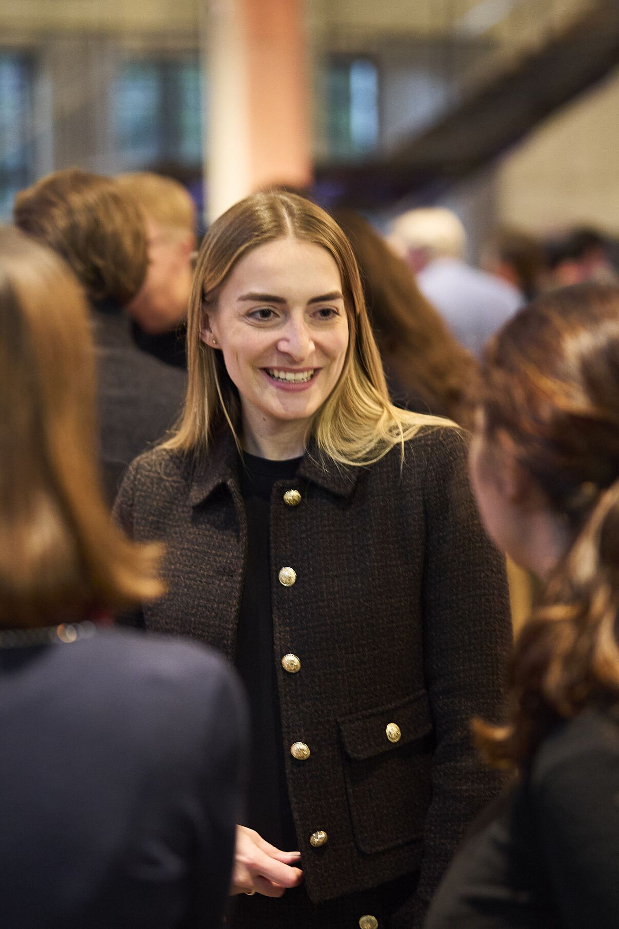 Kyra Metzger, Quartiersmanagerin der Macherei München, bei einer Veranstaltung auf dem Quartiersplatz.