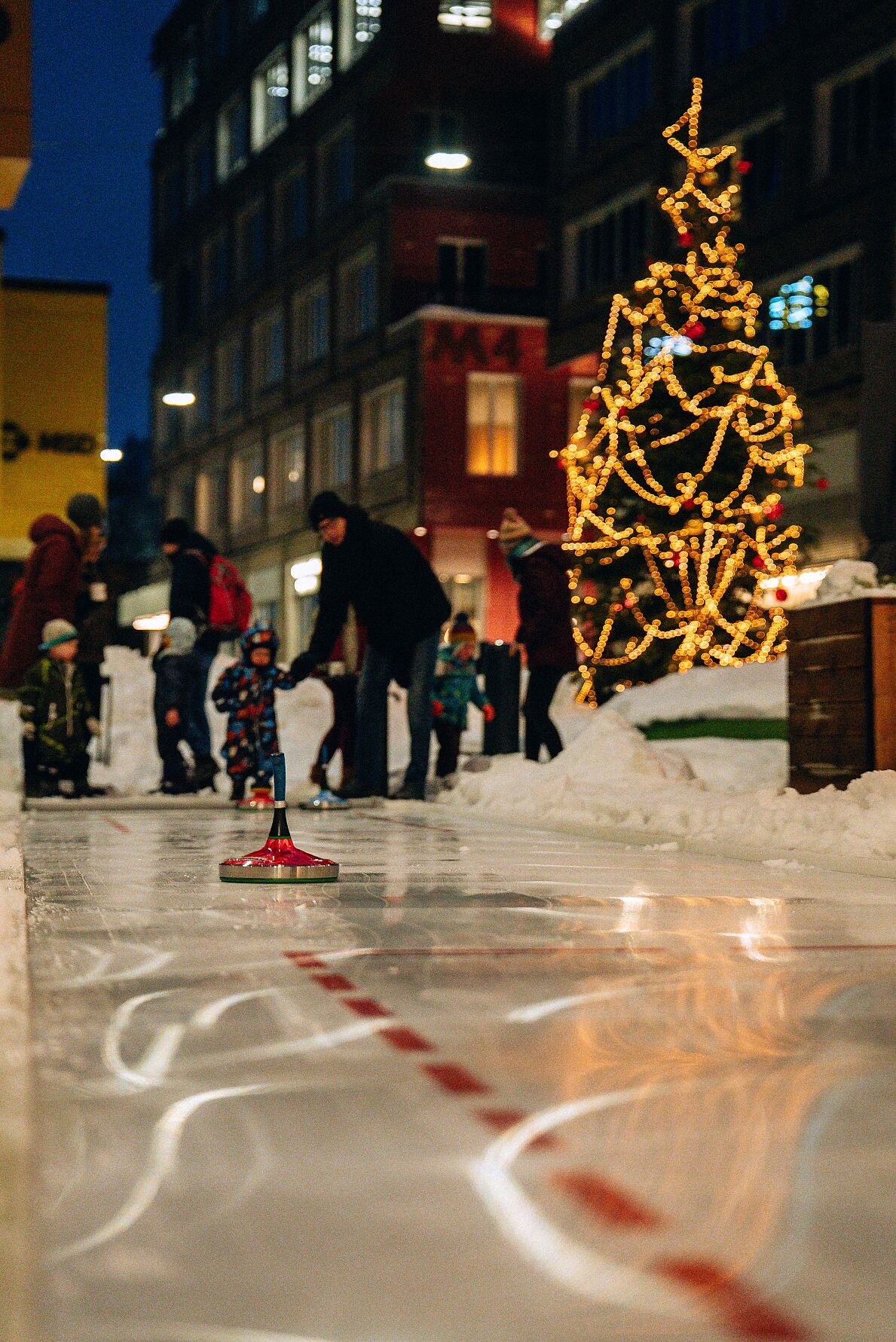 Eisstockbahn der WeihnachtsMacherei: Familien und Besucher nutzen die Winterfläche auf dem Quartiersplatz.