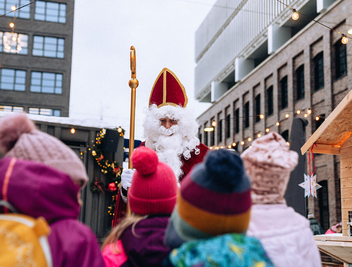Der Nikolaus besucht die Kinder im Rahmen des Familienprogramms der WeihnachtsMacherei 2025.