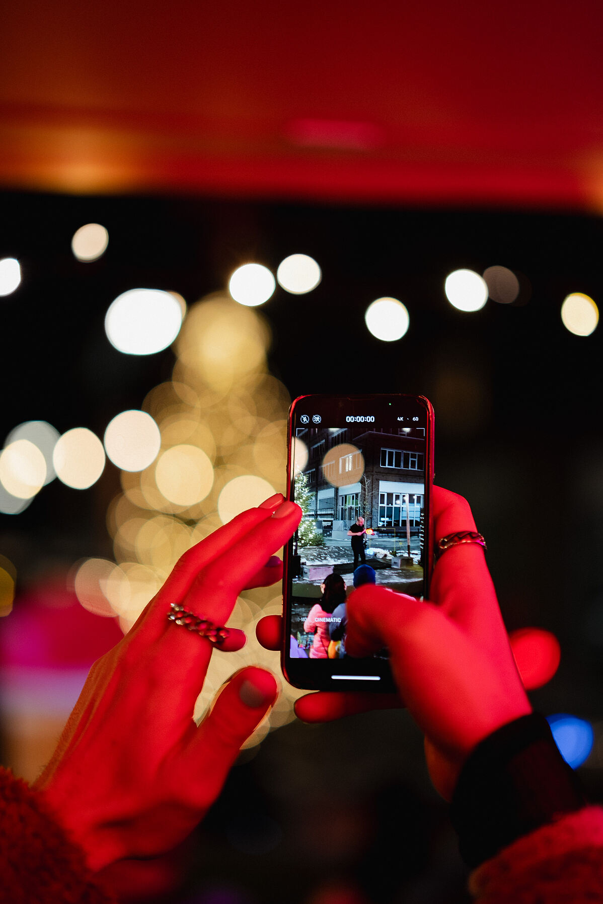 Besucherinnen und Besucher halten die Feuershow im Cinematic Mode fest – ein Moment aus der Eröffnung der WeihnachtsMacherei 2025.