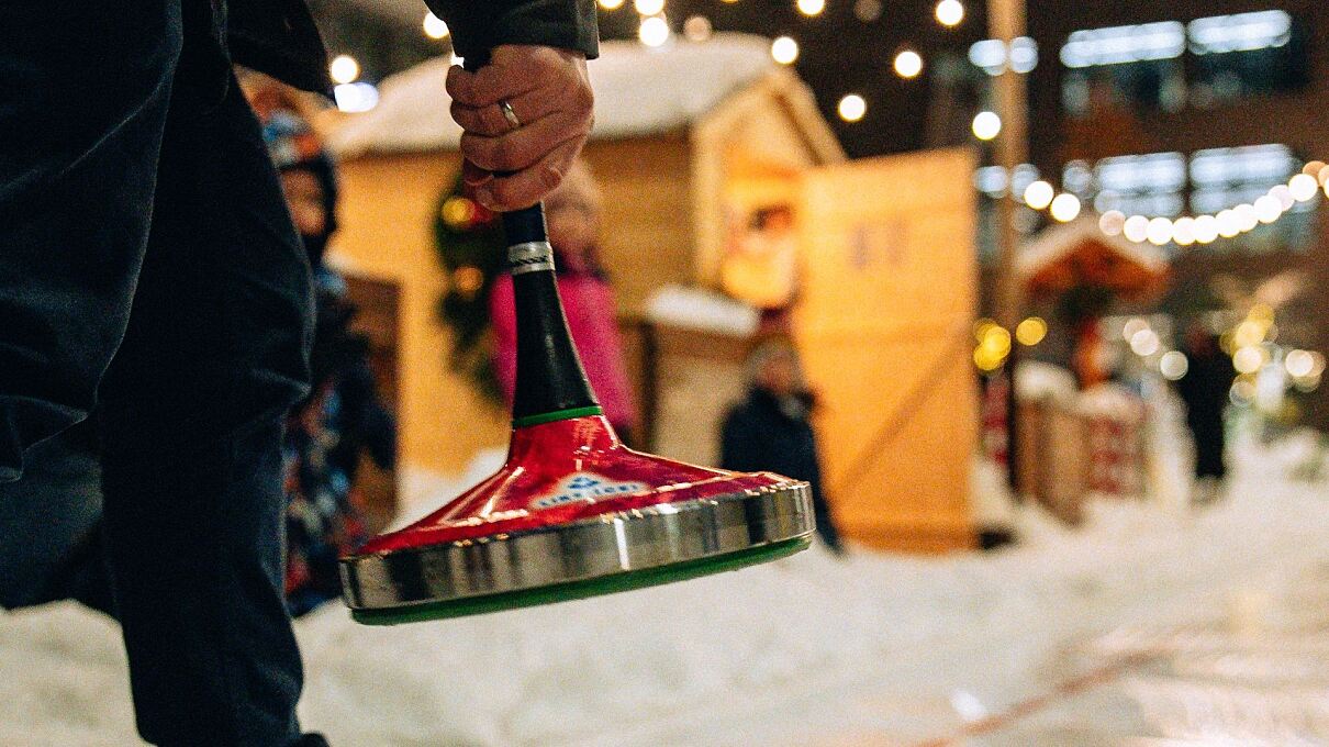 Detailaufnahme der Eisstockbahn auf dem Quartiersplatz der Macherei München.