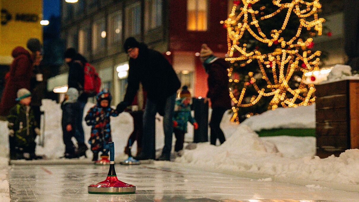 Eisstockbahn auf dem Quartiersplatz der Macherei München – ein zentrales Angebot der WeihnachtsMacherei 2025.
