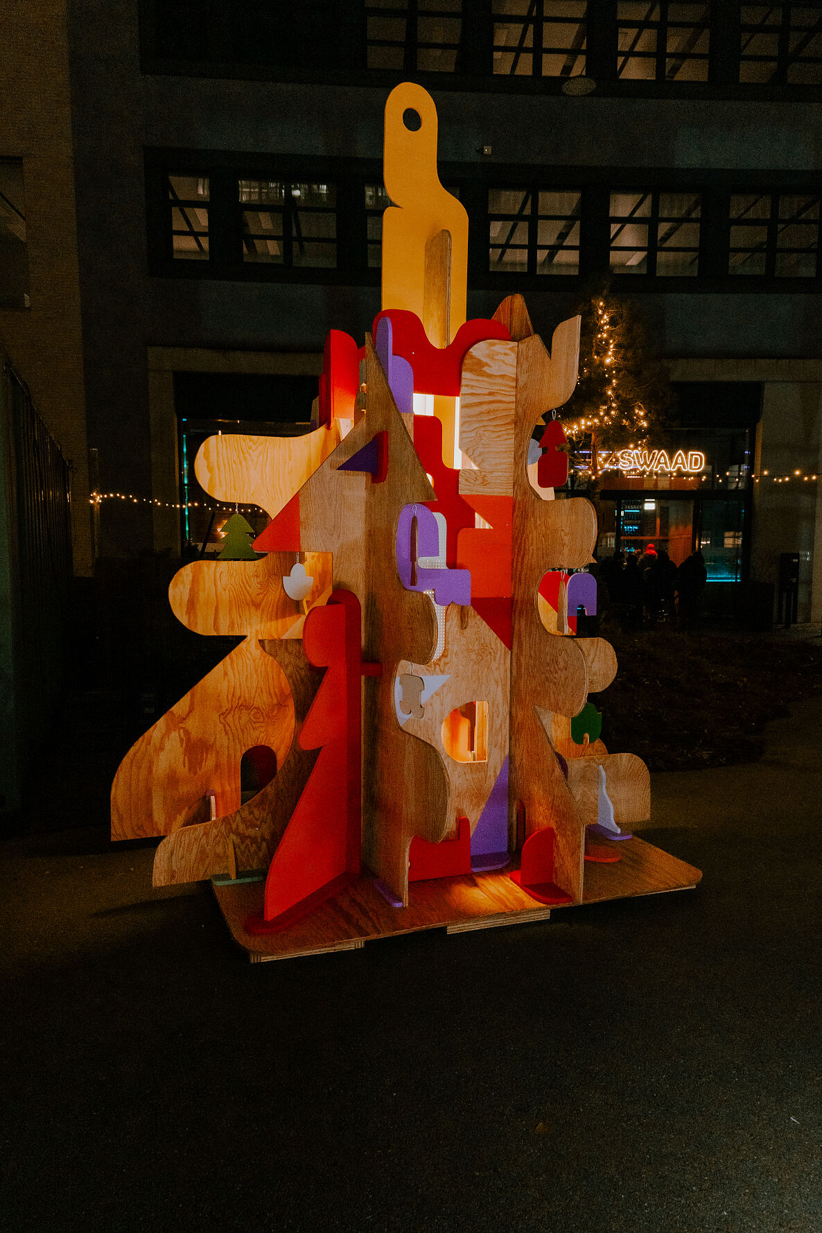 Der farbig illuminierte Wunschbaum des Münchner Künstlers Johannes Brechter auf dem Quartiersplatz der Macherei München.