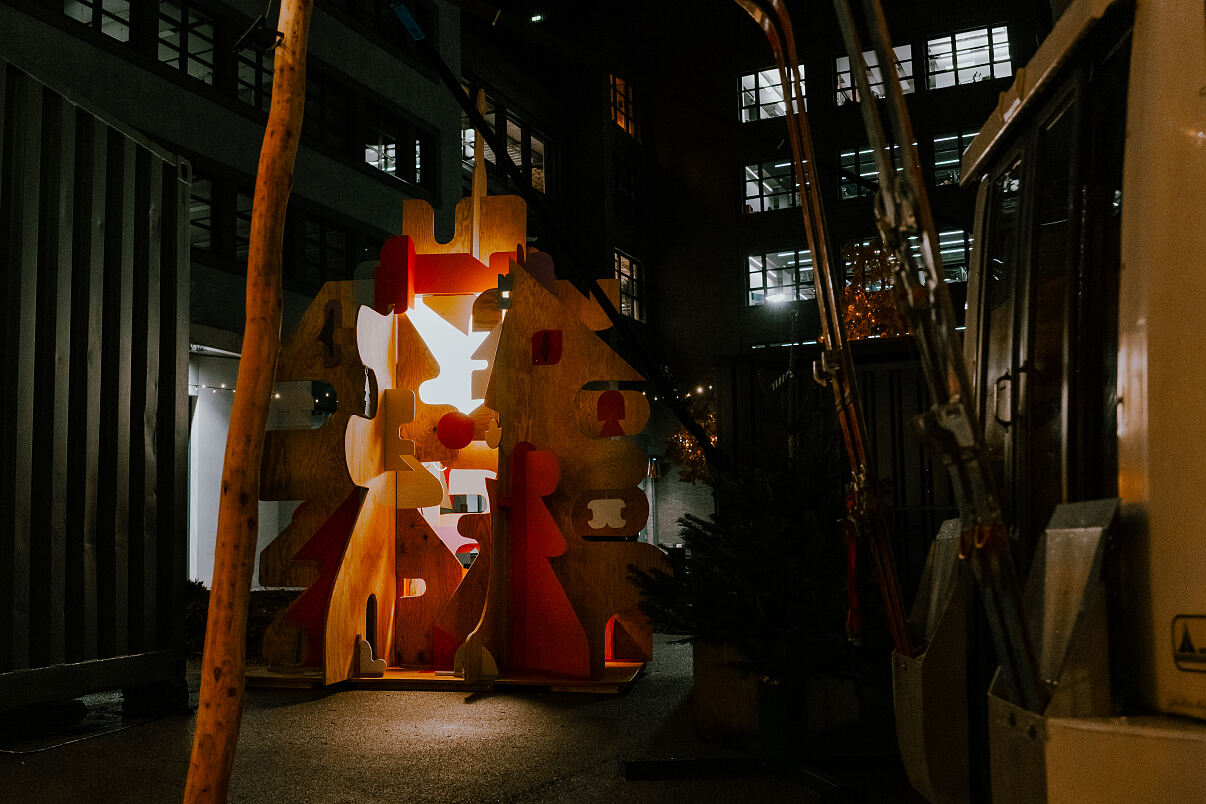 Die Installation „Wunschbaum“ im Abendlicht der Macherei München.