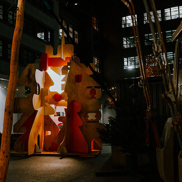 Die Installation „Wunschbaum“ im Abendlicht der Macherei München. Der Baum ist bestückt mit Wünschen aus neun integrativen Wohngemeinschaften – von praktischen Dingen wie Küchenutensilien oder einer Bluetooth-Box bis hin zu gemeinsamen Erlebnissen, die von Gästen, Nachbarschaft und Unternehmen übernommen werden können.
