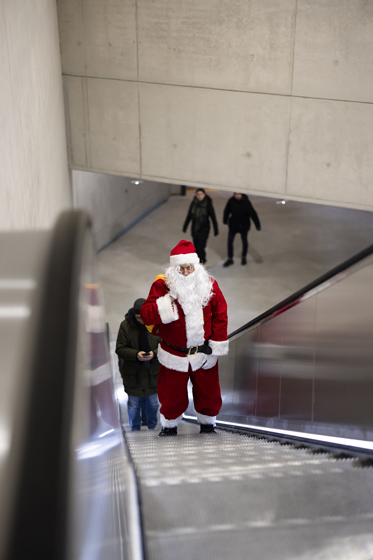 U-Bahn-Aufgang The Q: Auch im Untergeschoss zeigt sich der Betriebsstart – symbolisch markiert durch den „Weihnachtsmann“ zum Eröffnungstag.