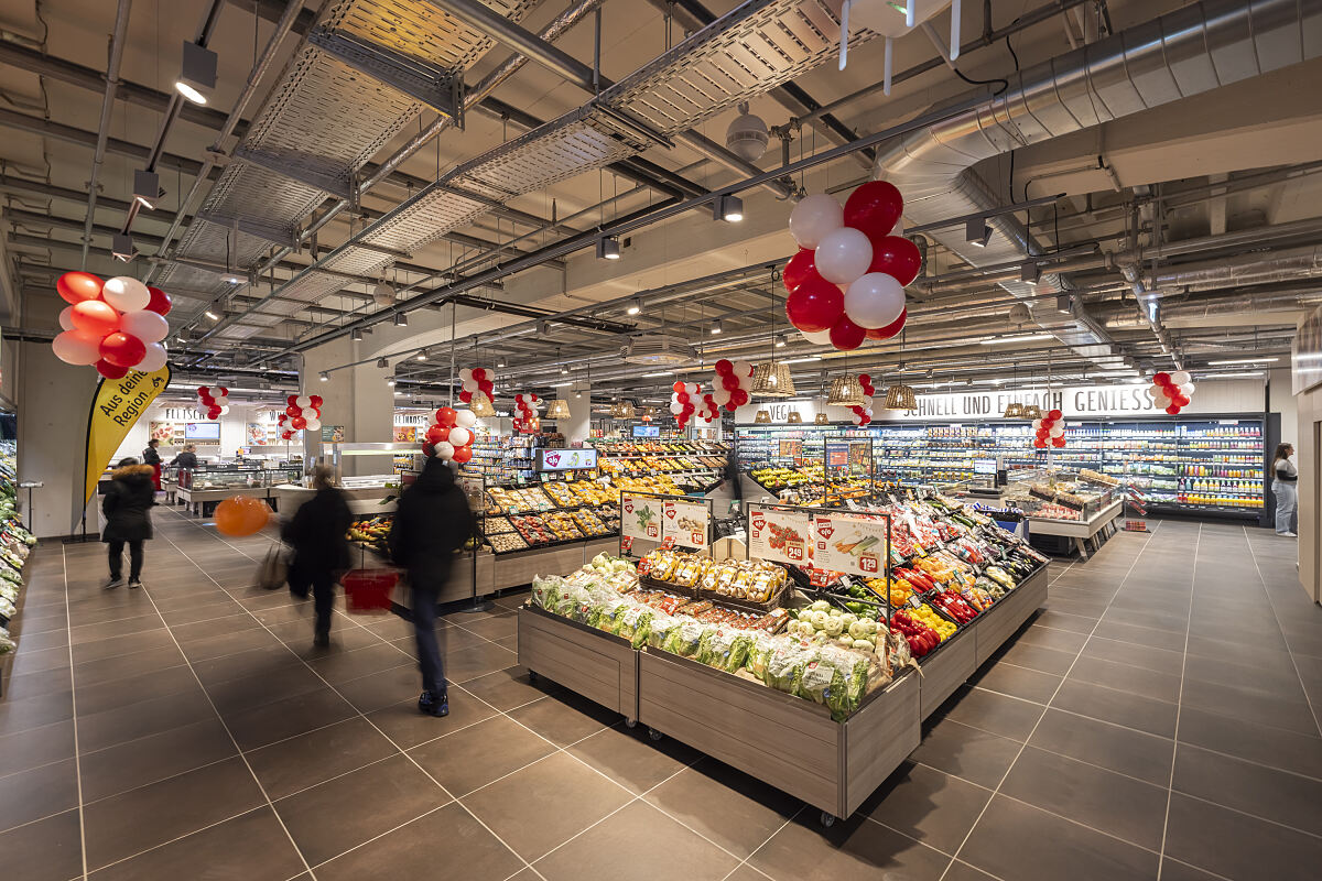 Frischebereich des neuen REWE-Marktes: Der Kaufmann Enes Çelik betreibt hier auf rund 2.000 m² seinen ersten eigenen Standort.