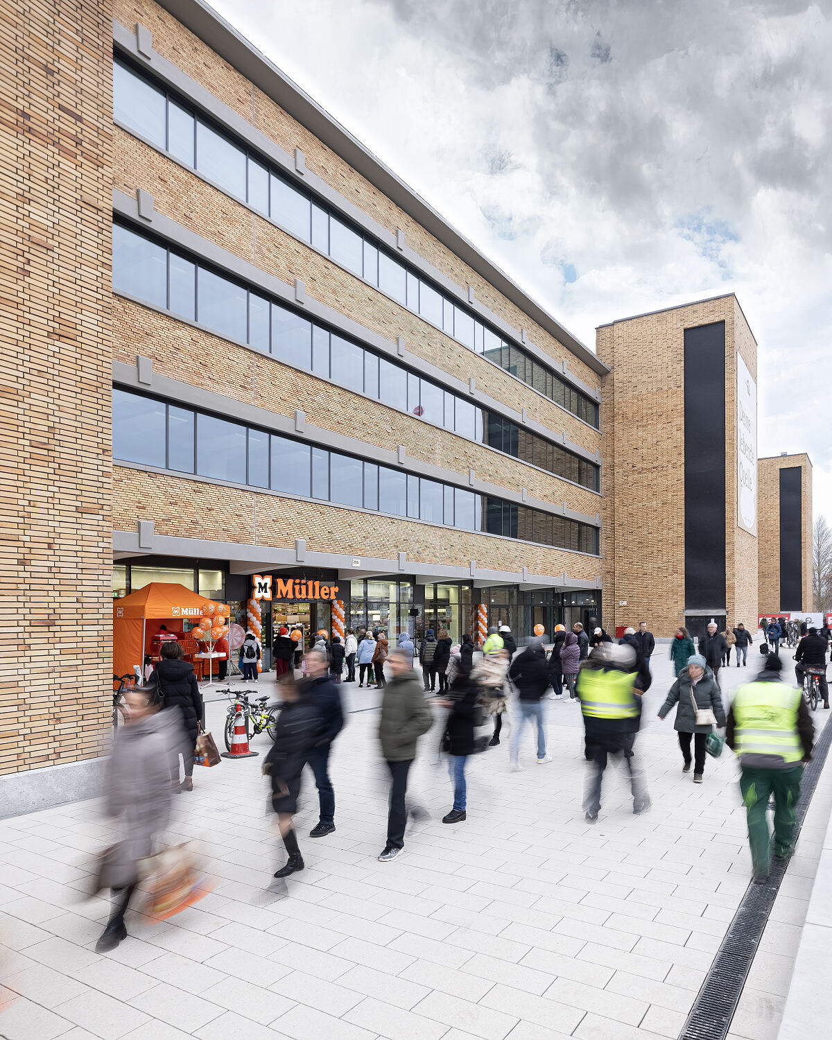 Müller-Markt im Neufert-Bau: Mit dem Start der drei Einzelhändler wird das Quelle-Areal erstmals wieder als öffentlicher Stadtraum genutzt.