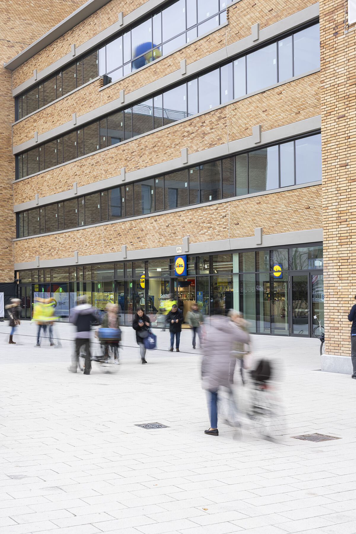 Blick auf den neuen Lidl-Eingang im revitalisierten Quelle-Gebäude. Die Aktivierung des Erdgeschosses gilt als wichtiger Schritt der Quartiersentwicklung „The Q“.