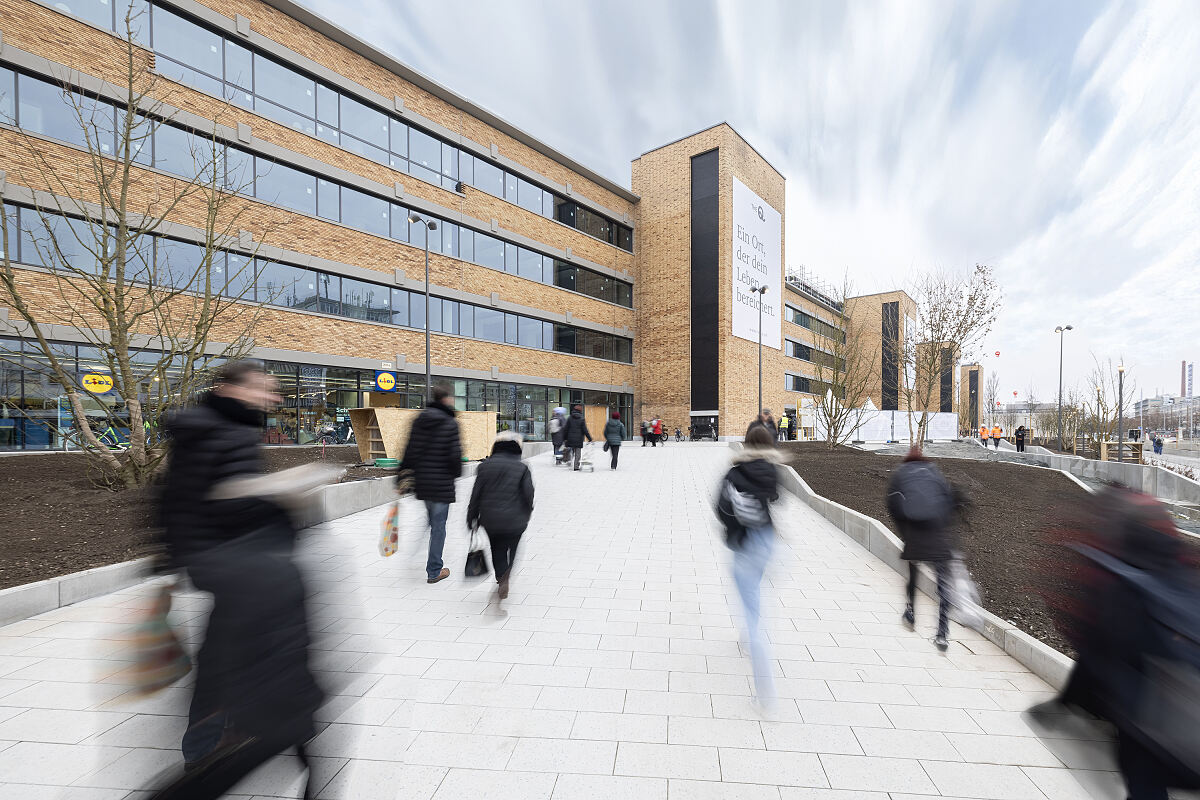 Eröffnungstag im Nürnberger Quelle-Gebäude: Der neue Zugang zu REWE, Lidl und Müller belebt erstmals seit Jahren das Erdgeschoss des denkmalgeschützten Neufert-Baus.