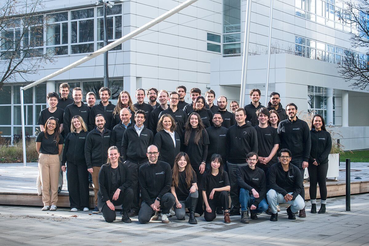 The full 45-person strong team based in Munich - QuantumDiamonds GmbH
