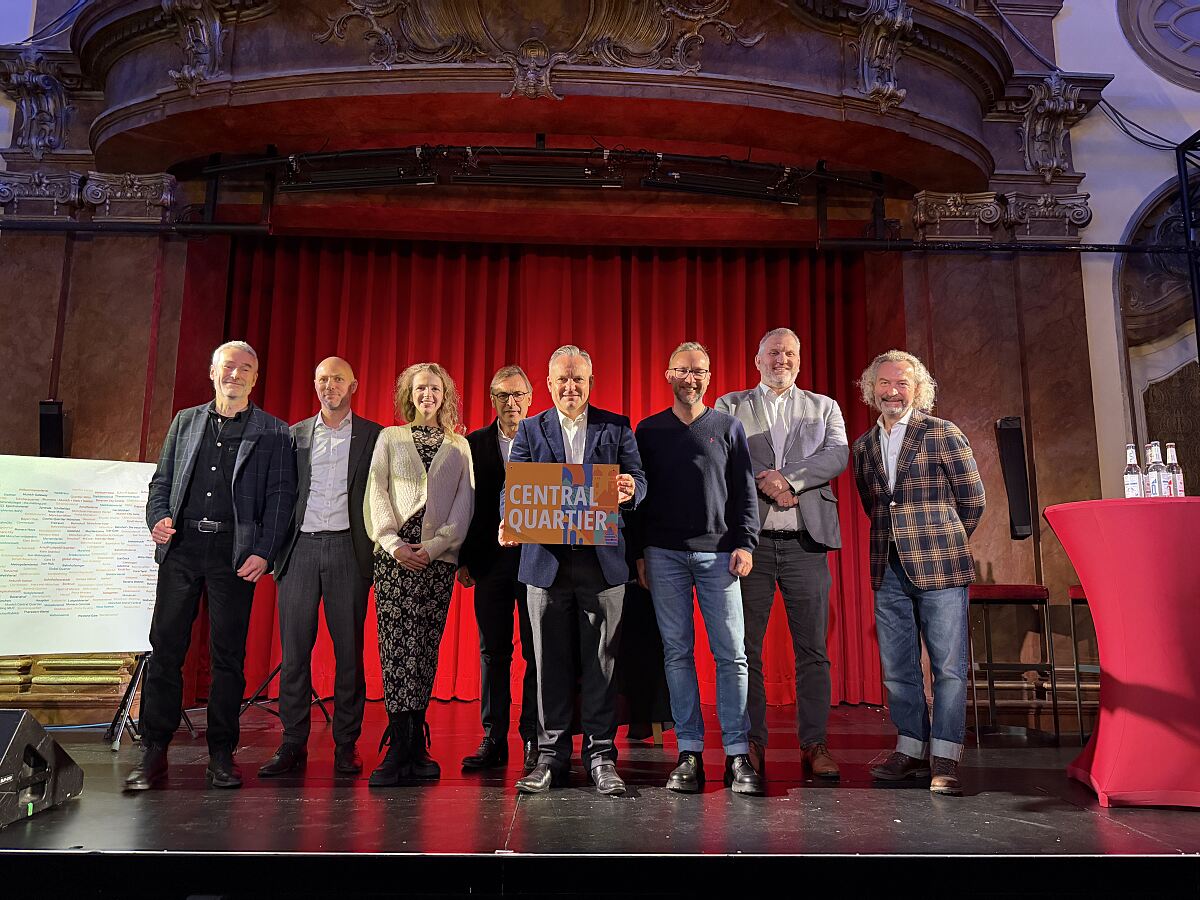 Enthüllung des Namens: Die Jurymitglieder mit Dr. Christian Scharpf, Referent für Arbeit und Wirtschaft der Landeshauptstadt München.