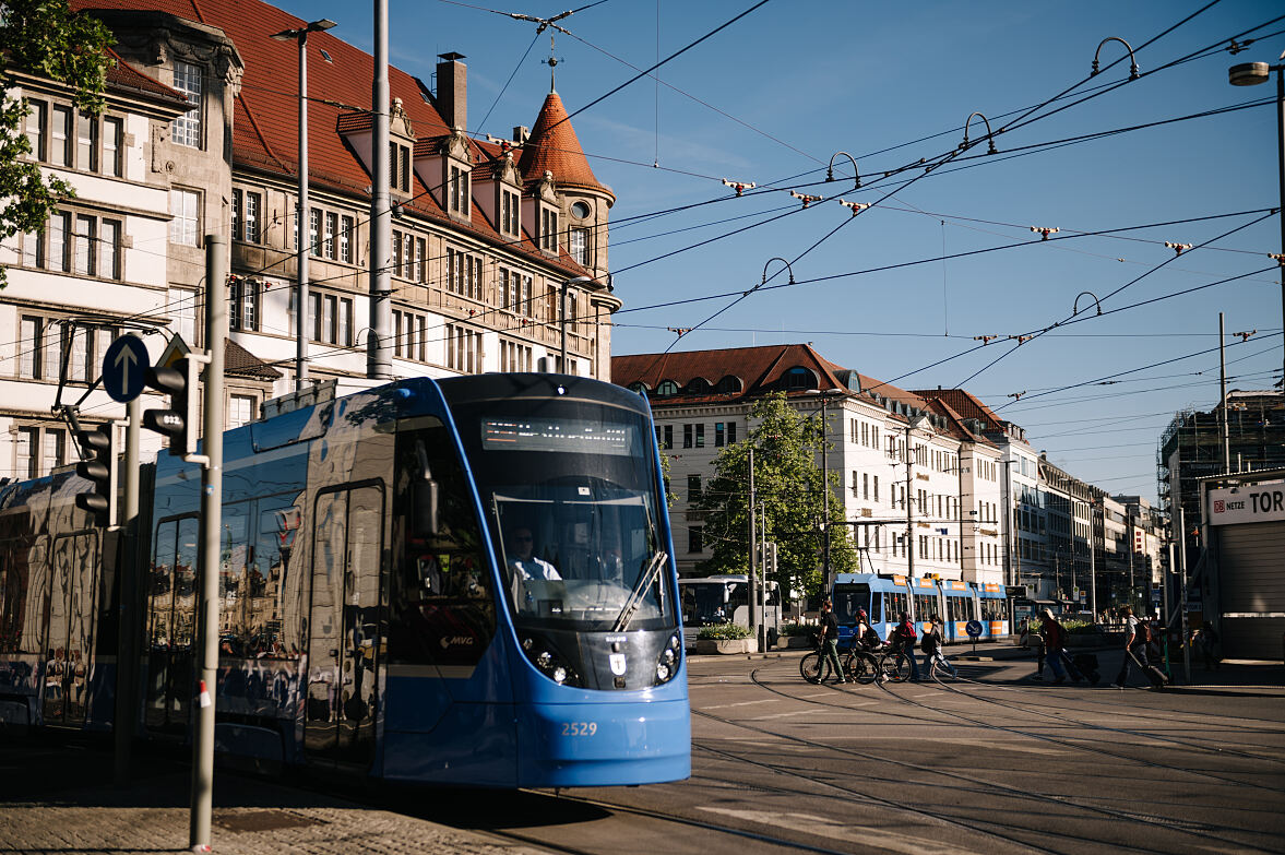 Münchens Bahnhofsviertel im Wandel – Blick auf den Bahnhofsvorplatz mit der historischen Gebäudereihe rund um den ehemaligen Hertie, rechts der die Großbaustelle Hauptbahnhof © ACCUMULATA, Leonie Lorenz