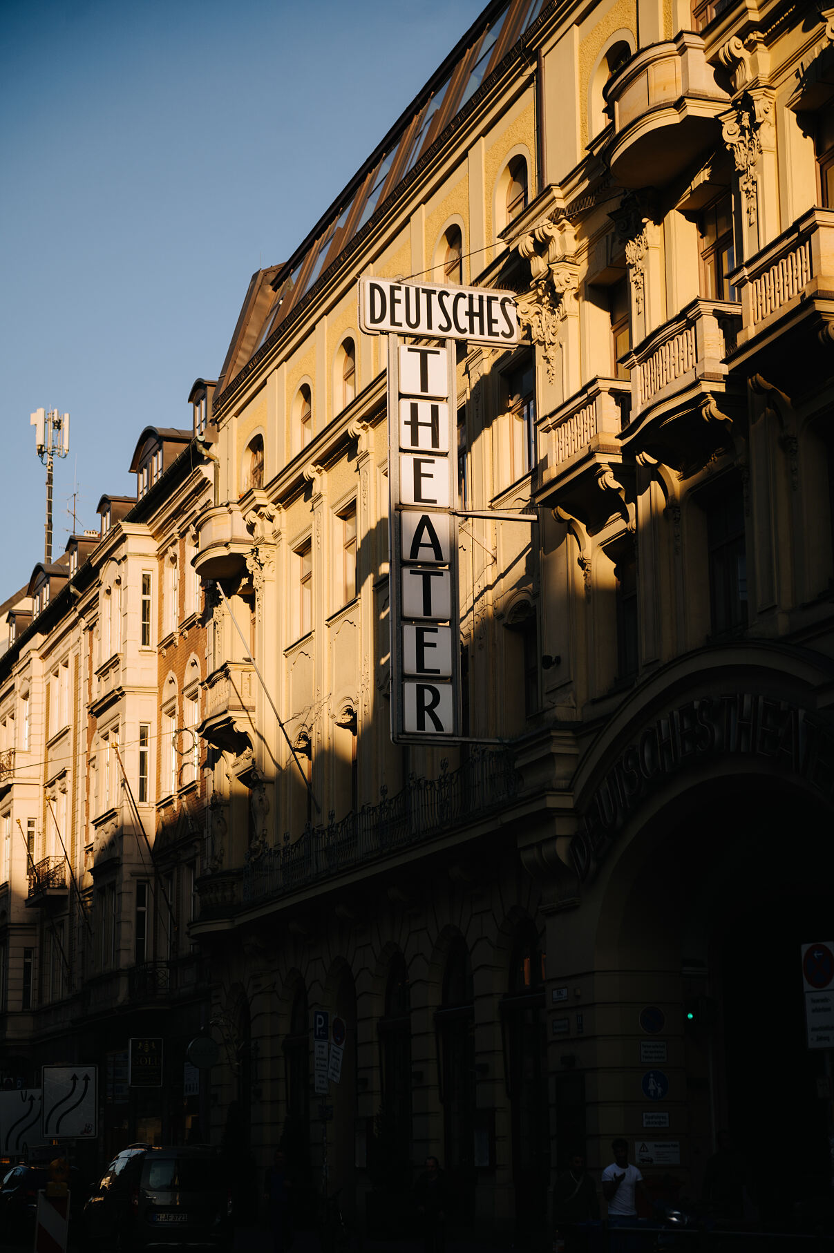 Das Deutsche Theater ist eines der Wahrzeichen des Münchner Bahnhofsviertels und Symbol für die kulturelle Vielfalt und Geschichte © ACCUMULATA, Leonie Lorenz