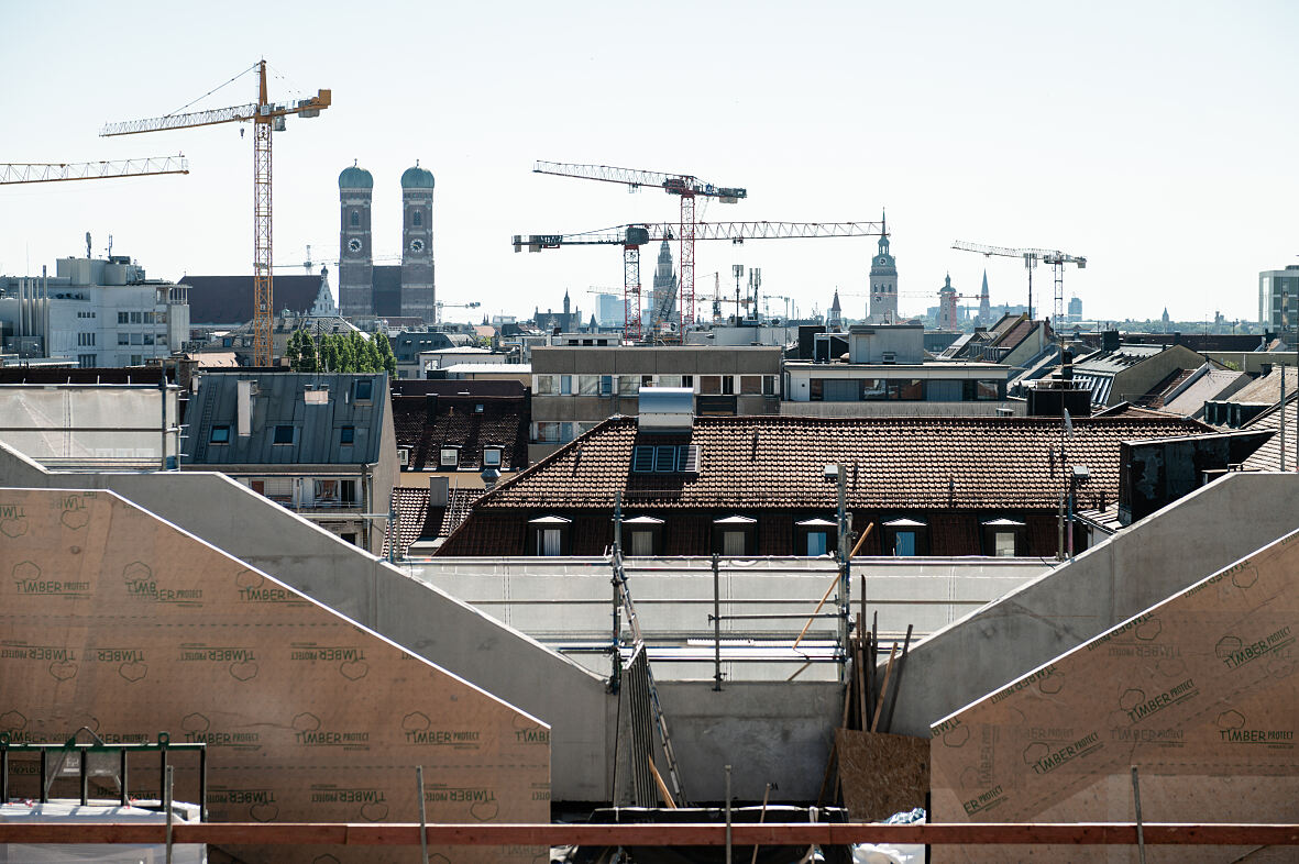Ausblick von der künftigen Stack-Dachterrasse über die Dächer des Bahnhofsviertels in Richtung Altstadt und Frauenkirche © ACCUMULATA, Leonie Lorenz