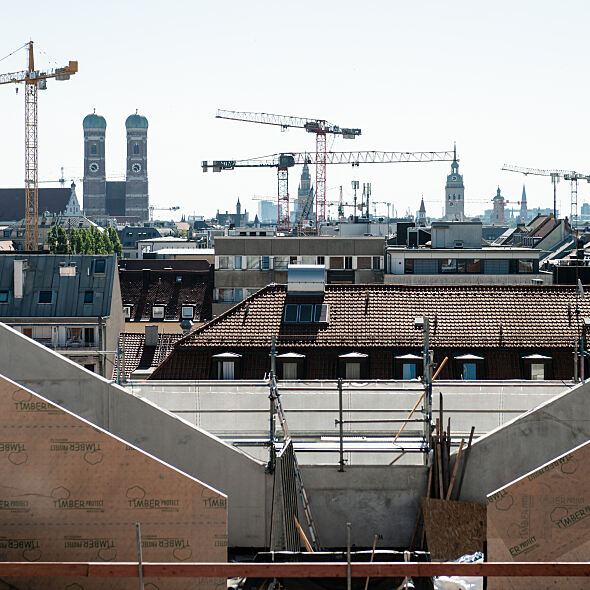 Ausblick von der künftigen Stack-Dachterrasse über die Dächer des Bahnhofsviertels in Richtung Altstadt und Frauenkirche © ACCUMULATA, Leonie Lorenz