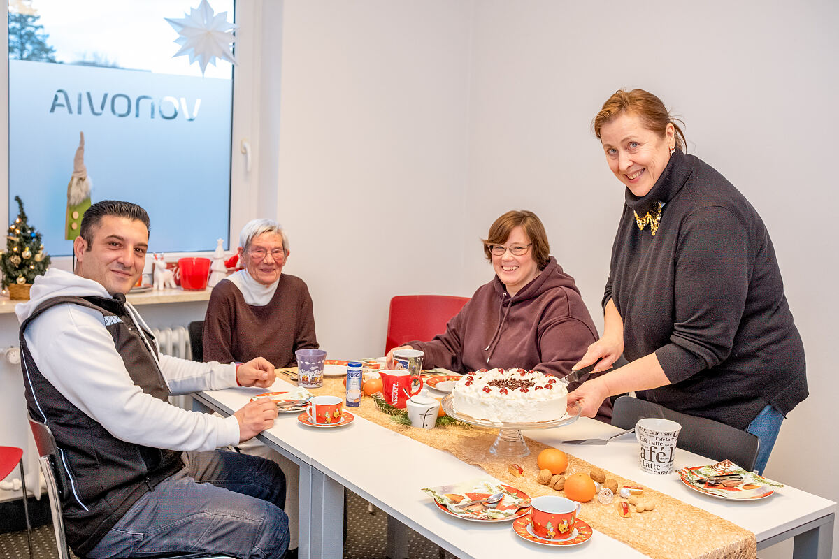 Puchheim_2025_Mieterjubiläum_Kuchentafel