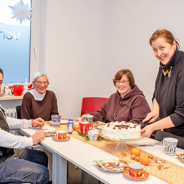 Puchheim_2025_Mieterjubiläum_Kuchentafel