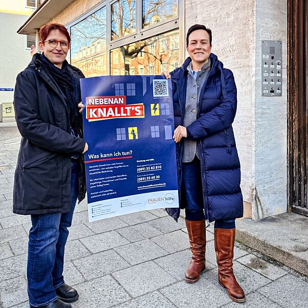 Start der Kampagne von Vonovia x Frauen*hilfe München mit Claudia Heyne, Leitung Öffentlichkeitsarbeit und Fundraising bei der Frauen*hilfe München (links), und Andrea Günther, Regionalleitung München bei Vonovia (rechts). 