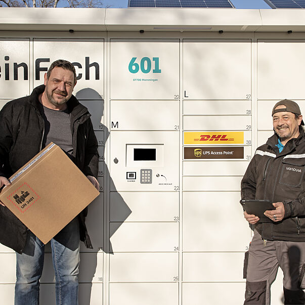 Jörg Kruck (Vonovia) und Herbert Bisle (Vonovia) vor dem DeinFach Paketautomat in der Eduard-Flach-Straße in Memmingen. 